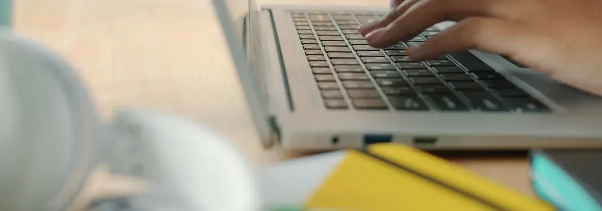Hände tippen auf einer Laptop-Tastatur – Bewerbung und Antrag für den DIGI-Zuschuss laufen vollständig über das WIBank-Kundenportal